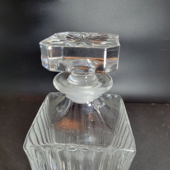 Elegant Crystal Glass Decanter With Stopper For Whiskey Or Wine Storage - Picture 9 of 10